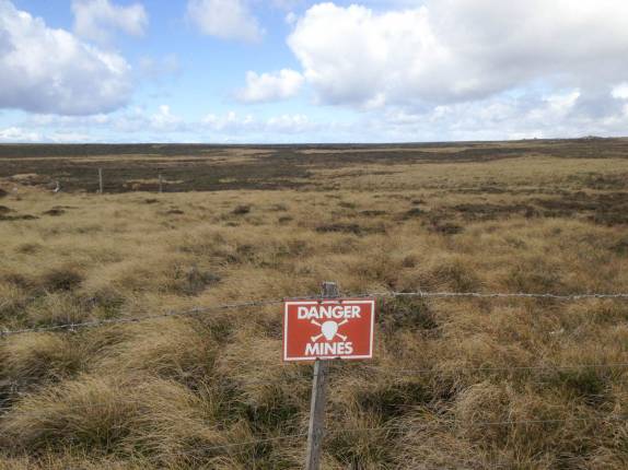 Um dos muitos campos minados pelos argentinos ao redor de Port Stanley, capital de Falkland (foto do Bart)